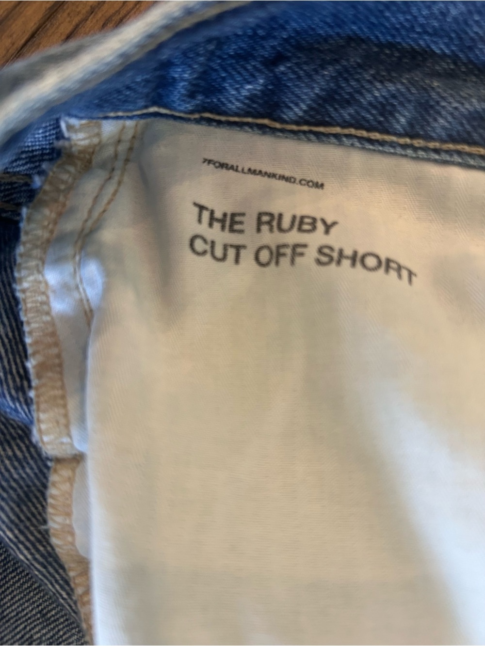 7 For All Mankind Easy Ruby Cut Off Short - Picture 5 of 11